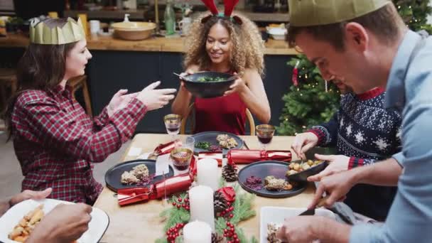 Grupo Amigos Casa Sentados Mesa Desfrutando Refeição Vegetariana Natal Juntos — Vídeo de Stock