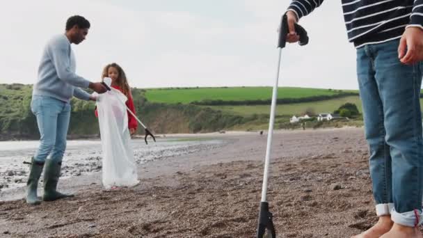 Família Várias Gerações Ajudando Pegar Lixo Praia Inverno Filmado Câmera — Vídeo de Stock
