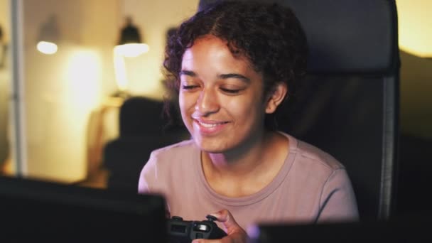 在家庭游戏中 拿着控制台坐在电脑屏幕前的少女 慢动作射击 — 图库视频影像