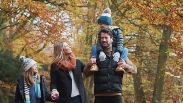 Lächelnde Familie Händchen Haltend Auf Dem Weg Durch Die Herbstliche — Stockvideo