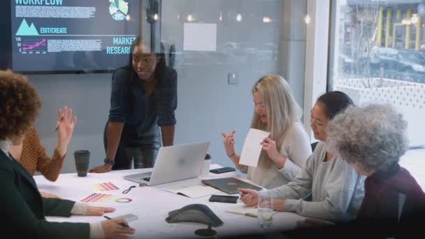 Vista Través Ventana Oficina Moderna Donde Grupo Diversas Mujeres Negocios — Vídeo de stock