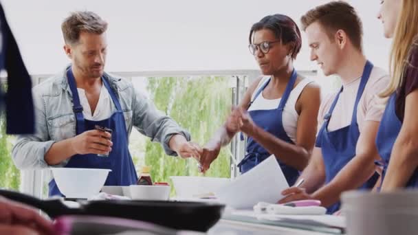 Profesor Con Estudiantes Adultos Mezclando Ingredientes Clase Cocina Cocina Disparo — Vídeos de Stock