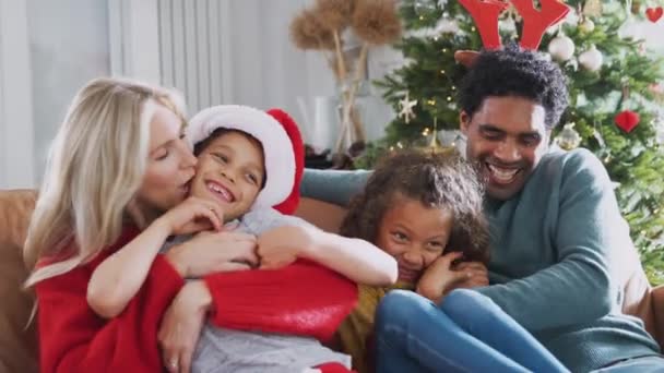 Ouders Kietelen Kinderen Als Familie Zitten Bank Vieren Kerstmis Samen — Stockvideo