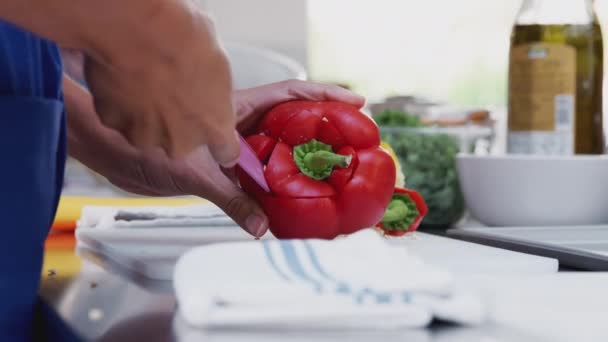 女性在厨房烹饪课上切碎辣椒做菜的特写 动作缓慢 — 图库视频影像