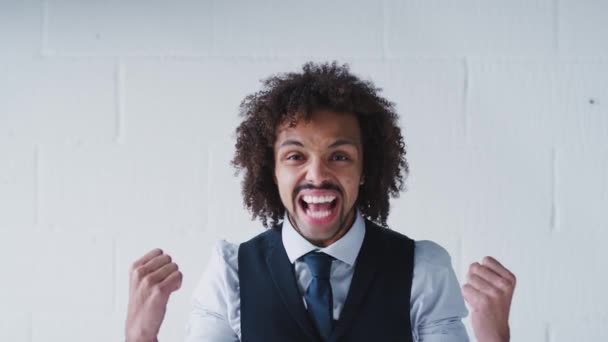 Retrato Joven Hombre Negocios Confiado Con Traje Celebrando Pie Contra — Vídeo de stock