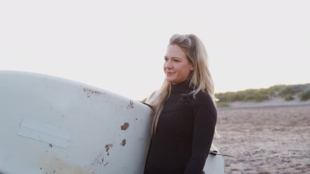 Junge Frau Neoprenanzug Strand Bei Sonnenuntergang Mit Surfbrett Sommerurlaub Gegen — Stockvideo