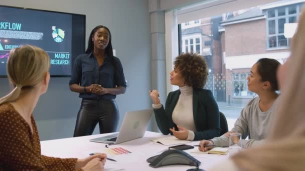 Mesa Escritório Moderno Onde Grupo Diversas Mulheres Negócios Estão Tendo — Vídeo de Stock