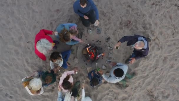 Drone Shot Van Multi Generatie Familie Zitten Rond Vuur Winter — Stockvideo