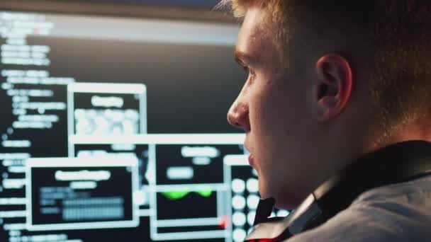 Masculino Adolescente Hacker Trabalhando Frente Telas Computador Duplo Casa — Vídeo de Stock