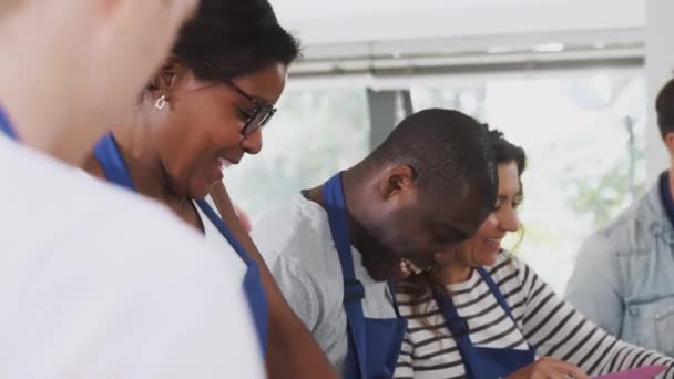 Homens Mulheres Vestindo Aventais Participando Aula Culinária Cozinha Filmados Câmera — Vídeo de Stock