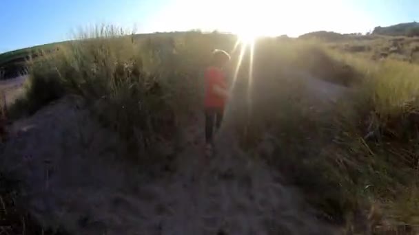 Küçük Bir Çocuk Yaz Tatilinde Kum Tepelerinde Koşarken Yavaş Çekimde — Stok video