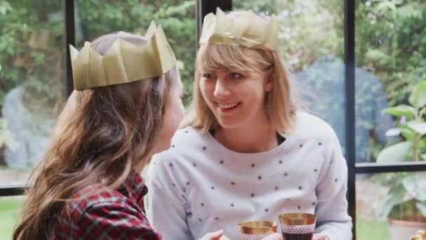ゲイ女性のカップル座ってテーブルでクリスマスランチのために友人と自宅でささやき合い トーストを作る スローモーションで撮影 — ストック動画