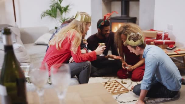 Plandaki Şampanya Şişesi Bardaklardan Yılbaşı Günü Salonda Masa Oyunu Oynayan — Stok video