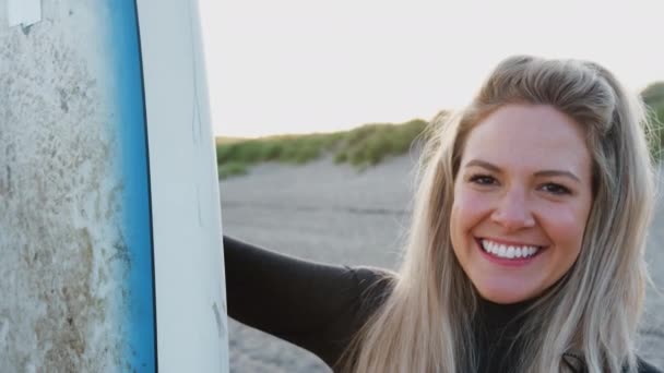 Portrét Ženy Neoprénu Stojící Pláži Při Západu Slunce Držící Surfovací — Stock video