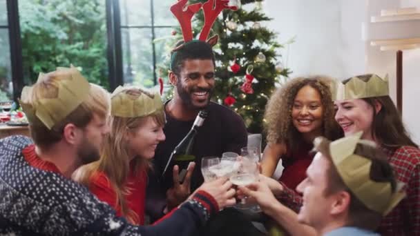 Groep Vrienden Thuis Zitten Lounge Genieten Van Champagne Het Maken — Stockvideo