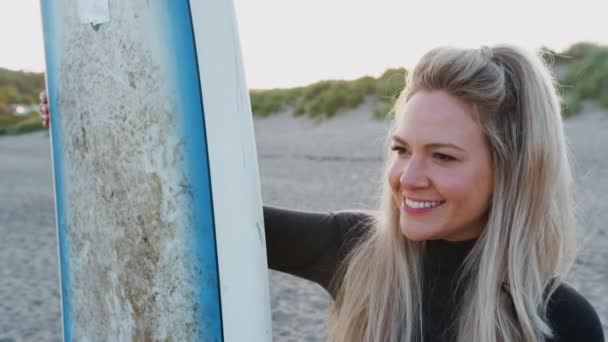 Mujer Joven Traje Neopreno Pie Playa Atardecer Celebración Tablas Surf — Vídeos de Stock