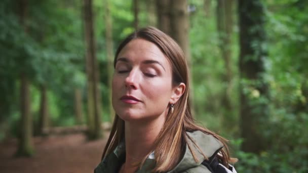 Retrato Cabeça Ombros Mulher Caminhando Pela Floresta Filmado Câmera Lenta — Vídeo de Stock