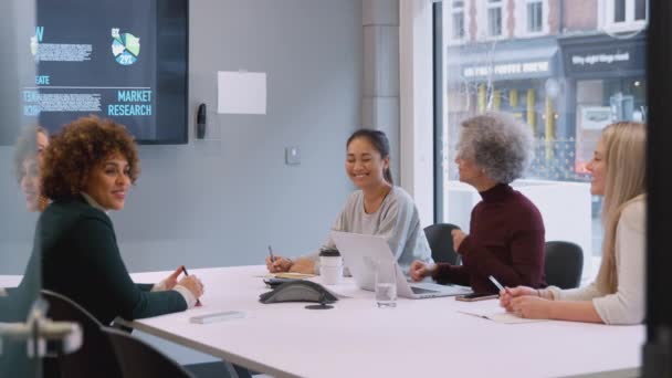 Tisch Modernem Büro Dem Sich Verschiedene Geschäftsfrauen Kreativ Treffen Aufgenommen — Stockvideo