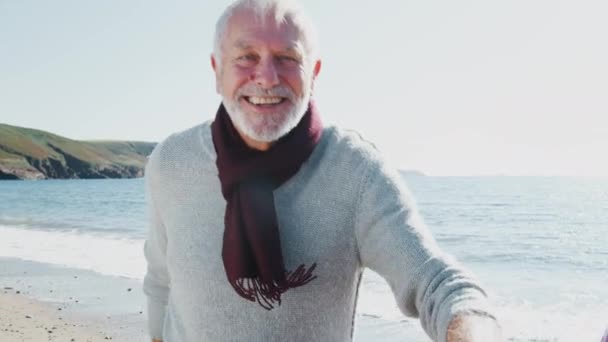 Retrato Una Sonriente Pareja Ancianos Corriendo Largo Playa Otoño Rompiendo — Vídeo de stock