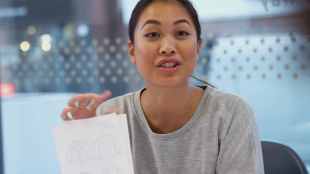 Азіатський Дизайнер Моди Бізнесі Одягу Обговорює Проекти Сидіння Столом Офісній — стокове відео