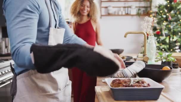 Paar Kookdiners Kerstdag Die Vegetarisch Notenvlees Uit Oven Halen Voordat — Stockvideo