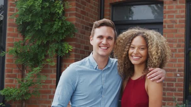 Portret Van Een Koppel Buiten Nieuw Huis Knuffelen Glimlachen Camera — Stockvideo