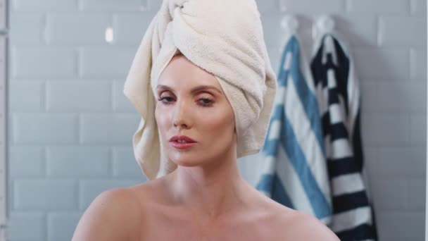 Ver Como Refleja Espejo Del Baño Mujer Joven Con Turbante — Vídeo de stock