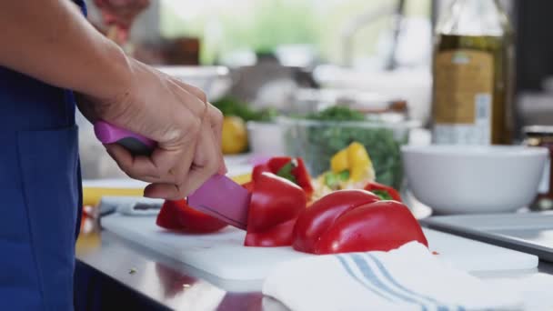 Закрытие Женщины Измельчающей Перец Блюда Уроке Кулинарии Снято Замедленной Съемке — стоковое видео