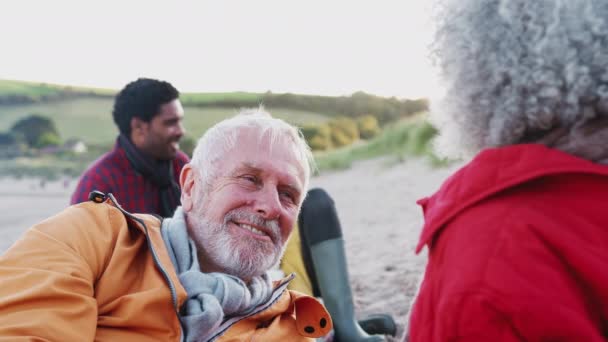 Kochająca Para Seniorów Leżąca Przy Ognisku Zimowych Wakacjach Plaży Dorosłym — Wideo stockowe