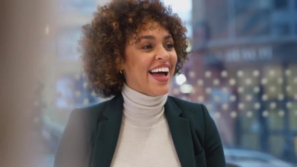 Femme Affaires Afro Américaine Riante Assise Table Dans Salle Réunion — Video