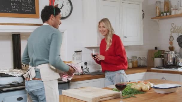 Casal Com Homem Vestindo Chique Vestido Rena Chifres Beber Vinho — Vídeo de Stock