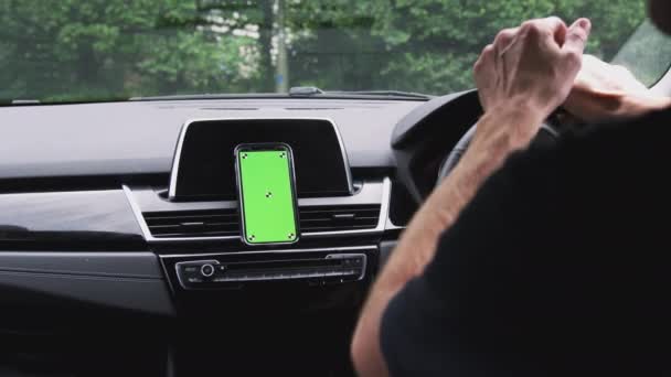 Zbliżenie Człowieka Jazdy Samochodem Zielonym Ekranem Telefon Komórkowy Zamontowany Desce — Wideo stockowe