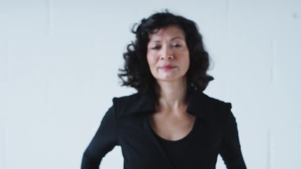 Porträt Einer Lächelnden Reifen Geschäftsfrau Anzug Die Gegen Eine Weiße — Stockvideo