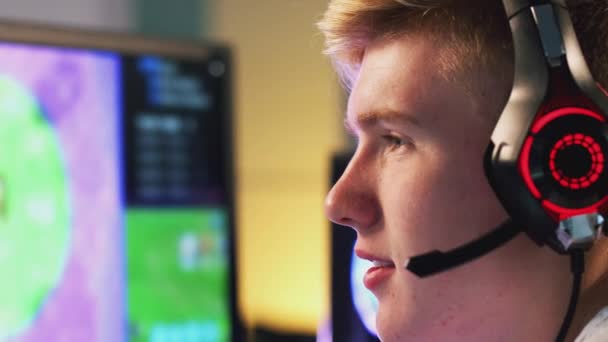 Close Van Tiener Jongen Dragen Headset Zittend Voor Computer Scherm — Stockvideo