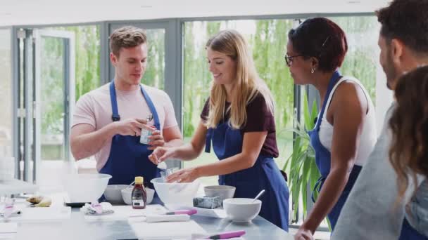 Lehrer Mit Erwachsenen Schülern Beim Messen Von Zutaten Kochkurs Der — Stockvideo