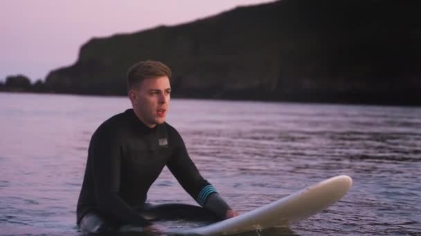 Mężczyzna Surfer Kombinezonie Unoszącym Się Desce Surfingowej Jak Fale Łamią — Wideo stockowe