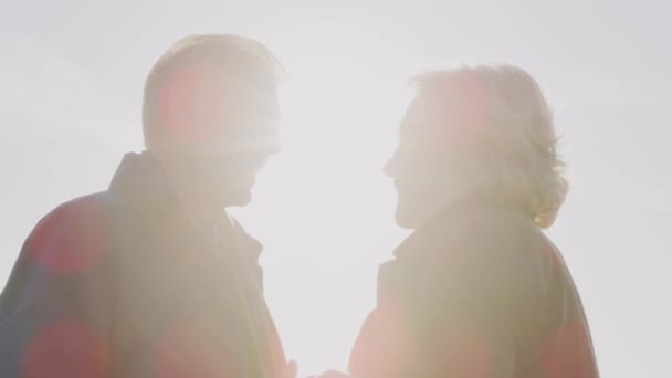 Kochająca Para Seniorów Przytulająca Się Zewnątrz Przed Rozpalającym Się Słońcem — Wideo stockowe