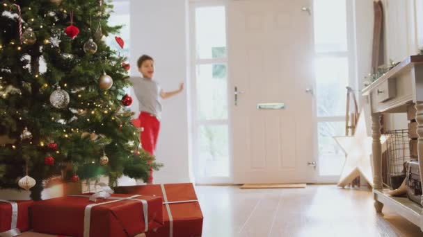 Aufgeregte Kinder Laufen Weihnachtsmorgen Die Treppe Hinunter Und Schütteln Geschenke — Stockvideo