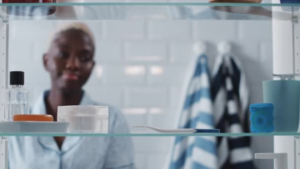 Blick Durch Den Badezimmerschrank Einer Jungen Frau Die Auf Das — Stockvideo