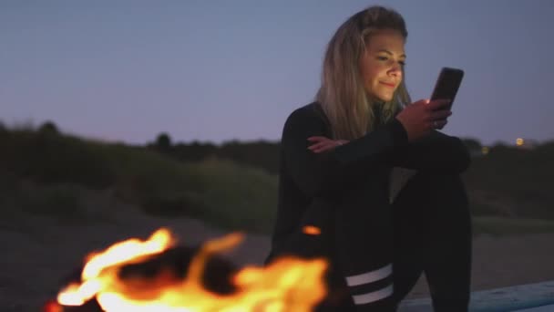 Femme Vacances Été Assis Près Feu Camp Sur Plage Utilisant — Video