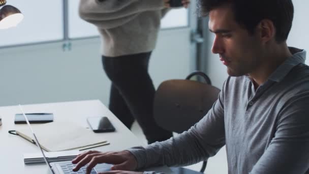 Empresária Que Trabalha Laptop Mesa Junto Com Colega Que Colabora — Vídeo de Stock