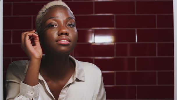 Két Fiatal Női Barátok Teszik Smink Tükröződik Tükör Fürdőszoba Klubban — Stock videók