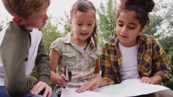 Группа Детей Время Активного Отдыха Кемпинге Учатся Читать Карту Вместе — стоковое видео