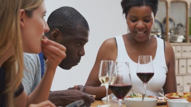 Grupo Hombres Mujeres Sentados Mesa Disfrutando Comida Que Han Preparado — Vídeo de stock