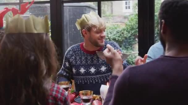 Groep Vrienden Thuis Zitten Rond Tafel Genieten Van Kerstmaaltijd Samen — Stockvideo