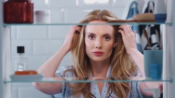Вид Через Ванную Комнату Шкаф Молодой Женщины Пижаме Проверки Волос — стоковое видео