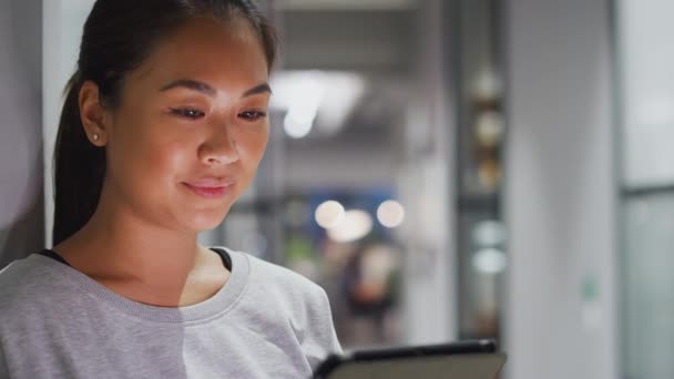 Foto Nocturna Empresaria Que Encuentra Pasillo Oficina Moderna Utilizando Tabletas — Vídeo de stock