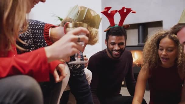 Grupo Amigos Jugando Juegos Mesa Salón Día Navidad Filmado Cámara — Vídeos de Stock