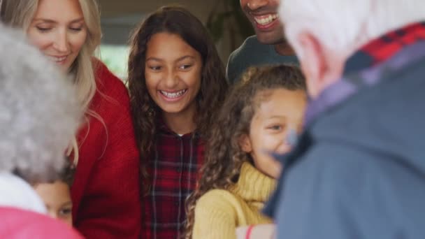 Família Entusiasmada Cumprimentando Avós Porta Frente Quando Eles Chegam Para — Vídeo de Stock