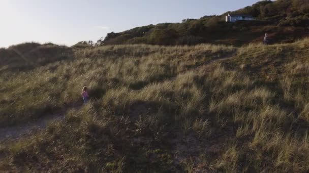 Drone Disparo Dos Chicas Jóvenes Divirtiéndose Jugando Dunas Arena Las — Vídeo de stock